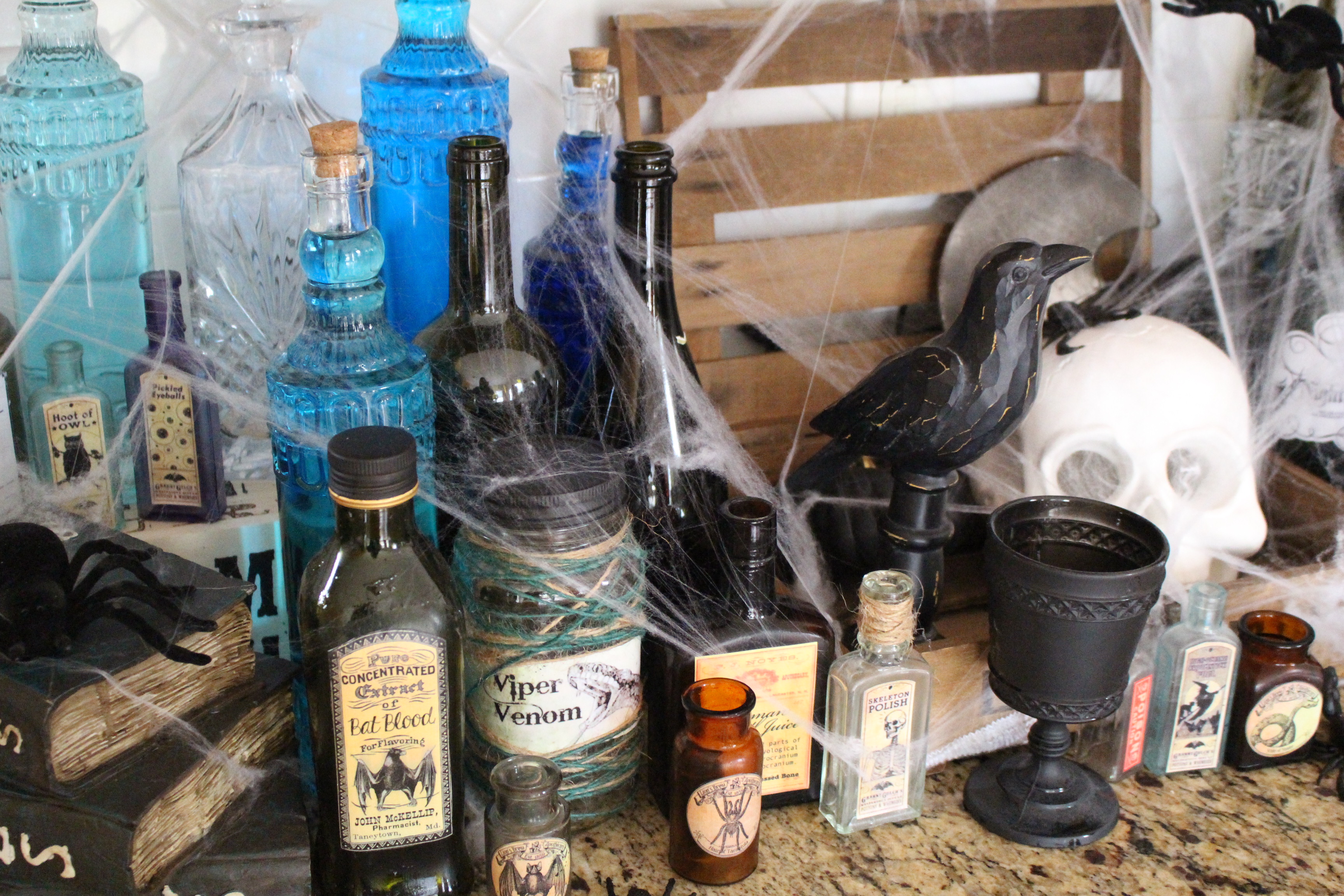 halloween-tablescape-black-gold-24