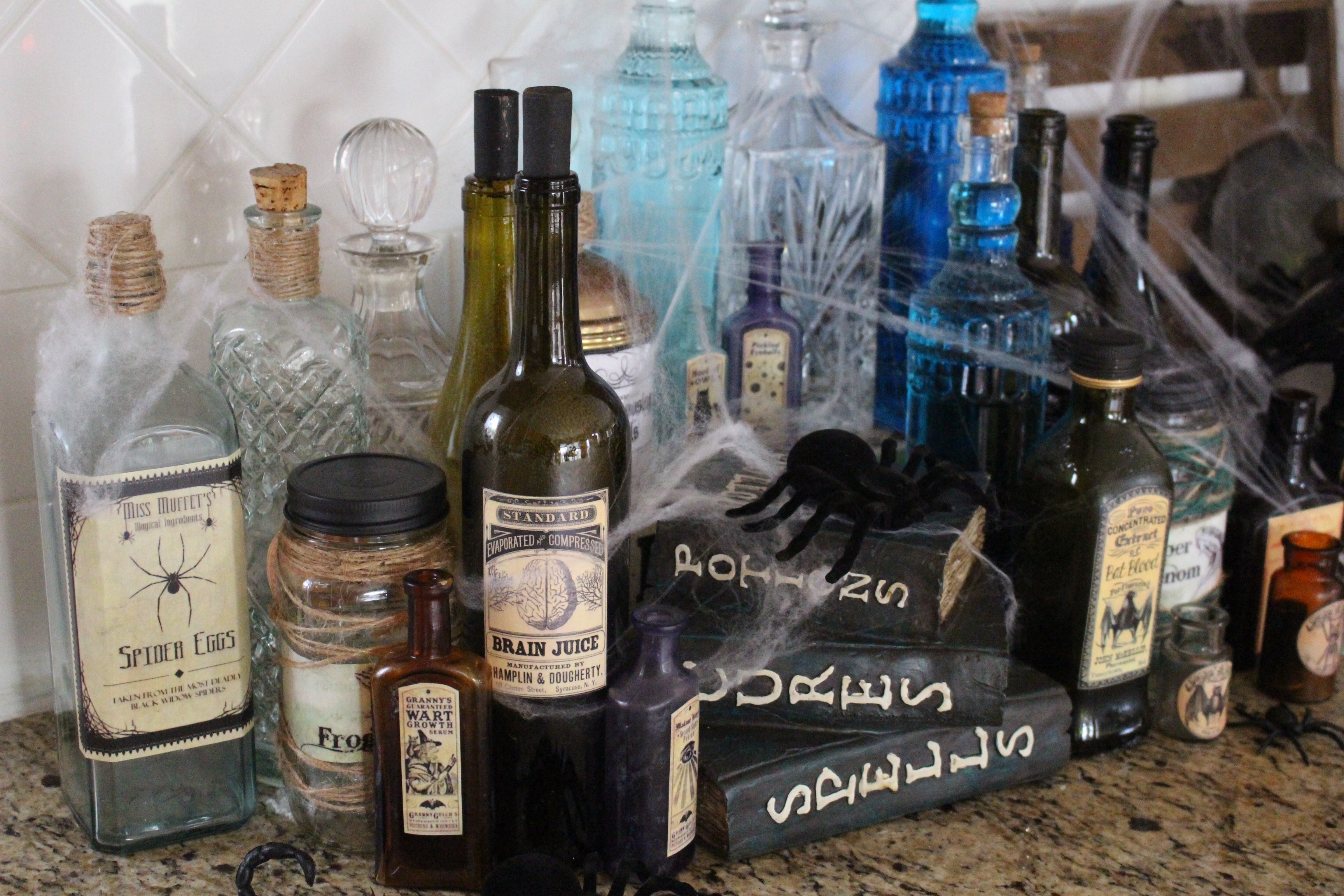 halloween-tablescape-black-gold-26