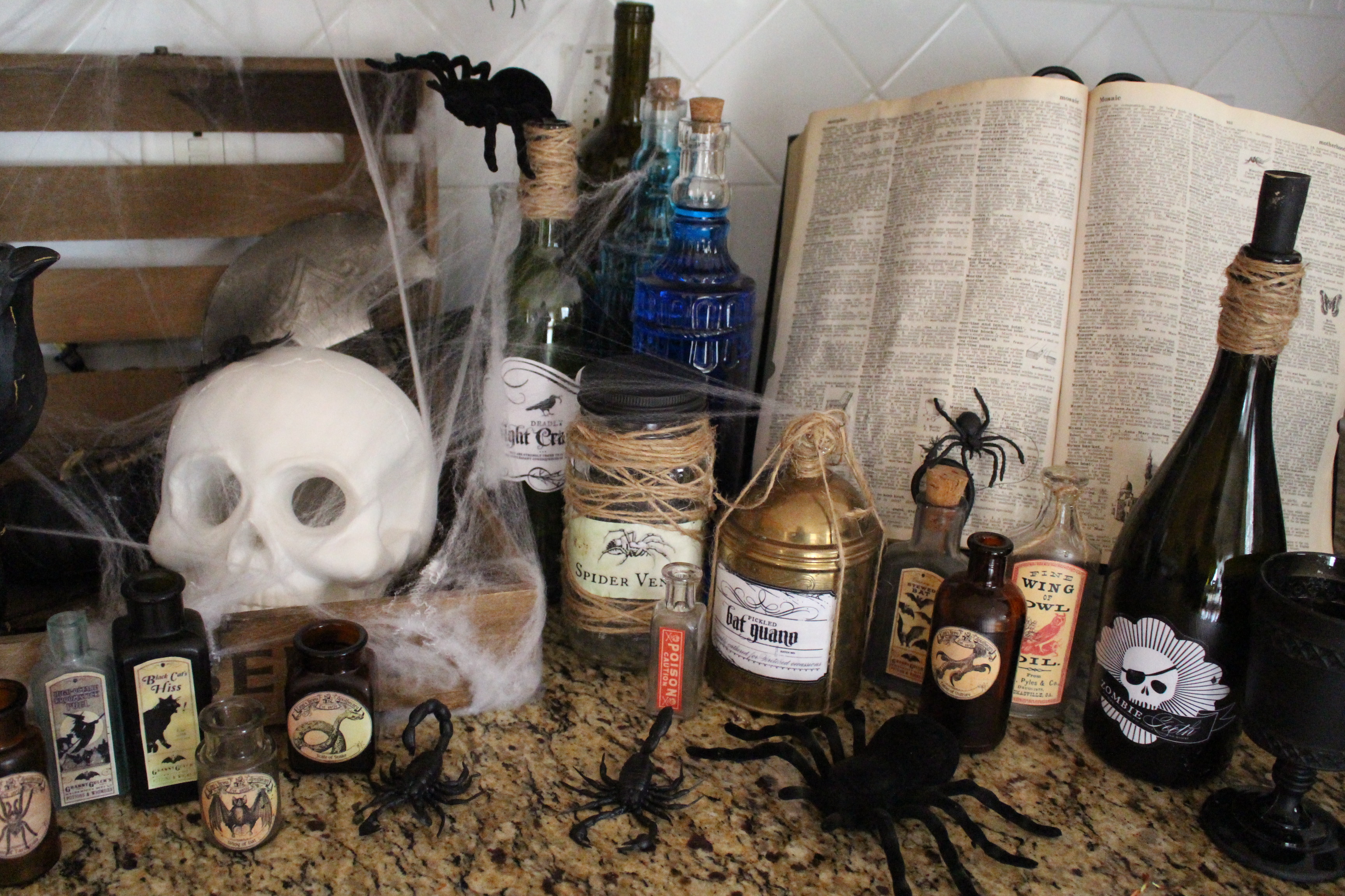 halloween-tablescape-black-gold-28