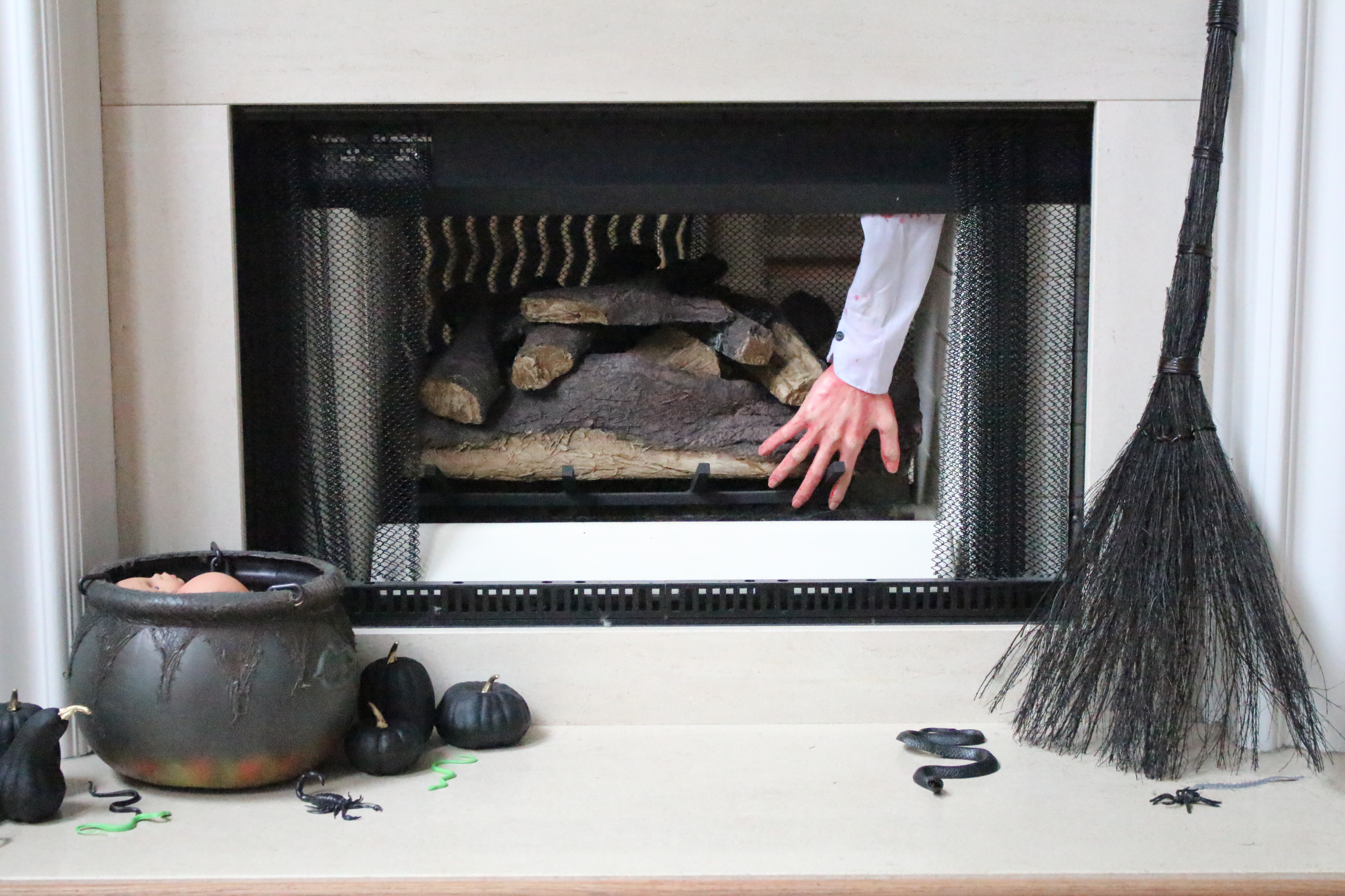 halloween-tablescape-black-gold-9