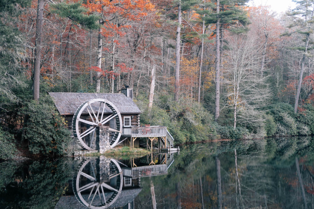 Cashiers Travel Guide Peachfully Chic   Cashiers Nc High Hampton Inn Mountain Waterwheel 1024x683 