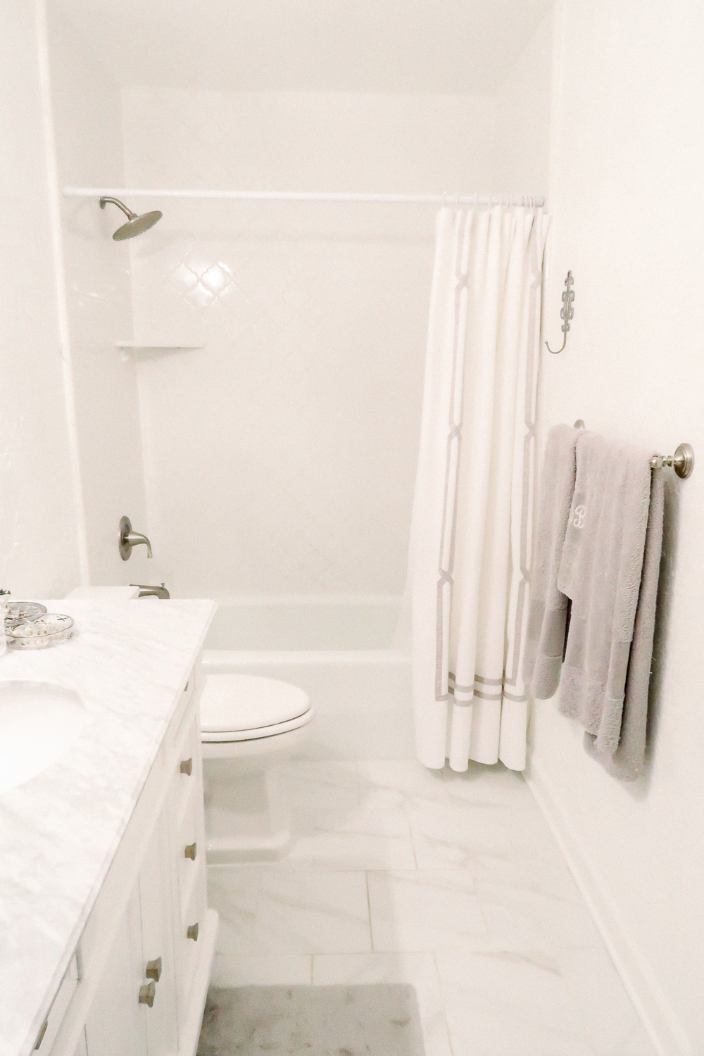 Bright-White-Bathroom-Makeover-10