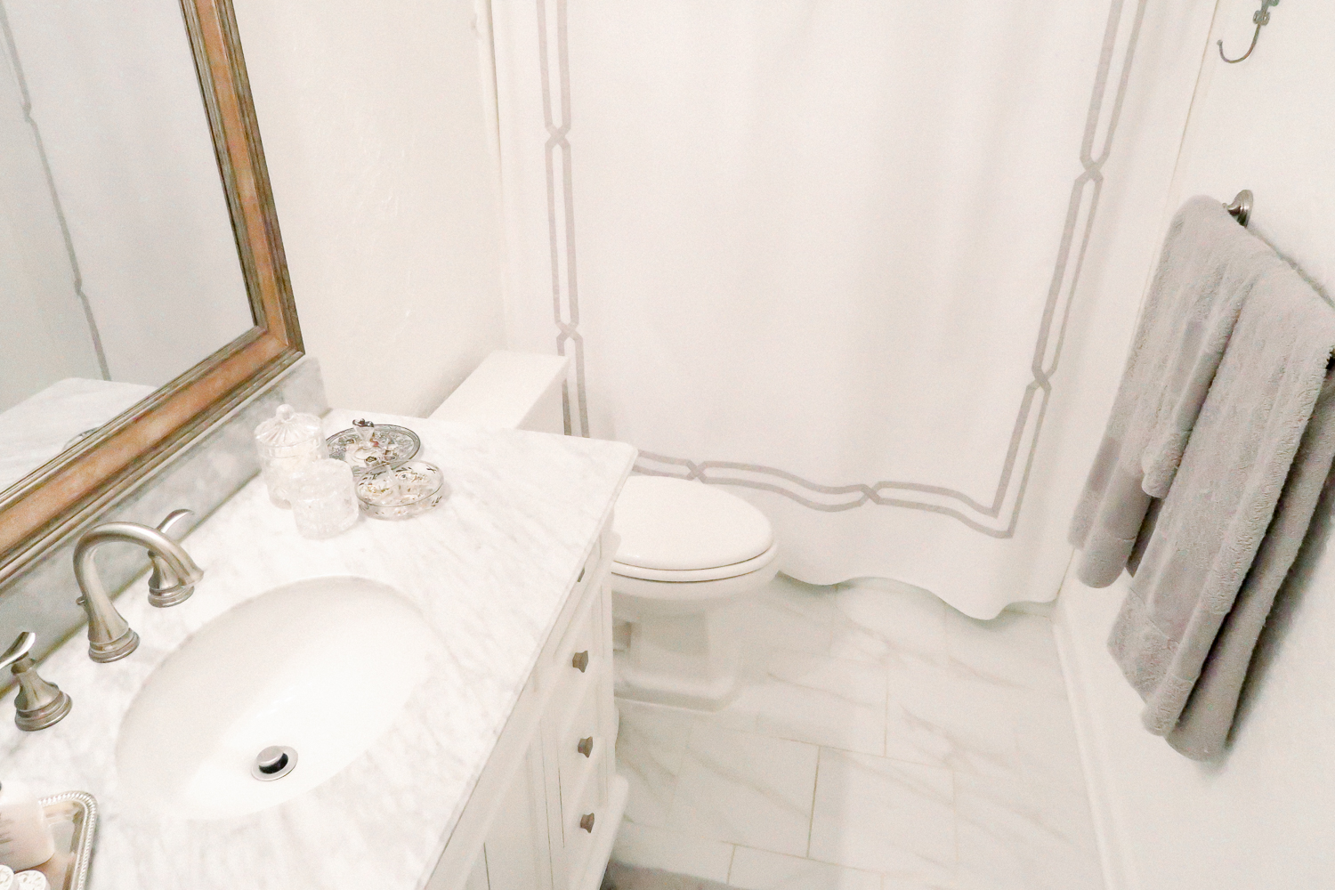 Bright-White-Bathroom-Makeover-12
