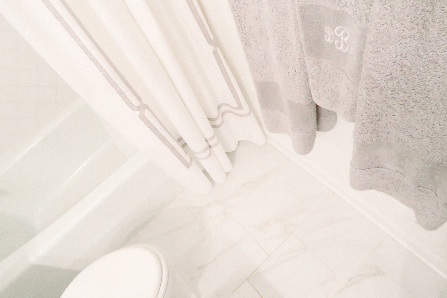 Bright-White-Bathroom-Makeover-15