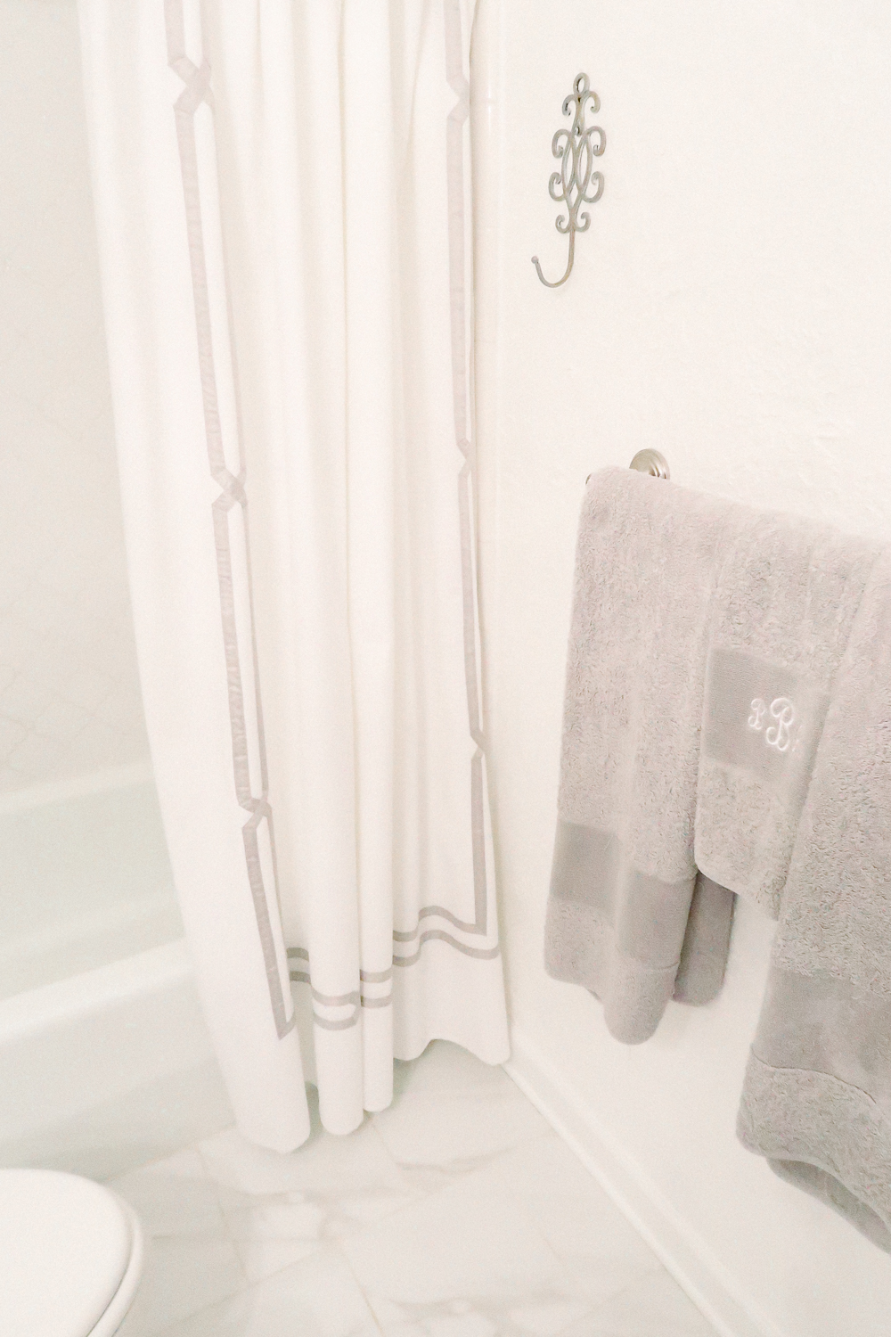 Bright-White-Bathroom-Makeover-16