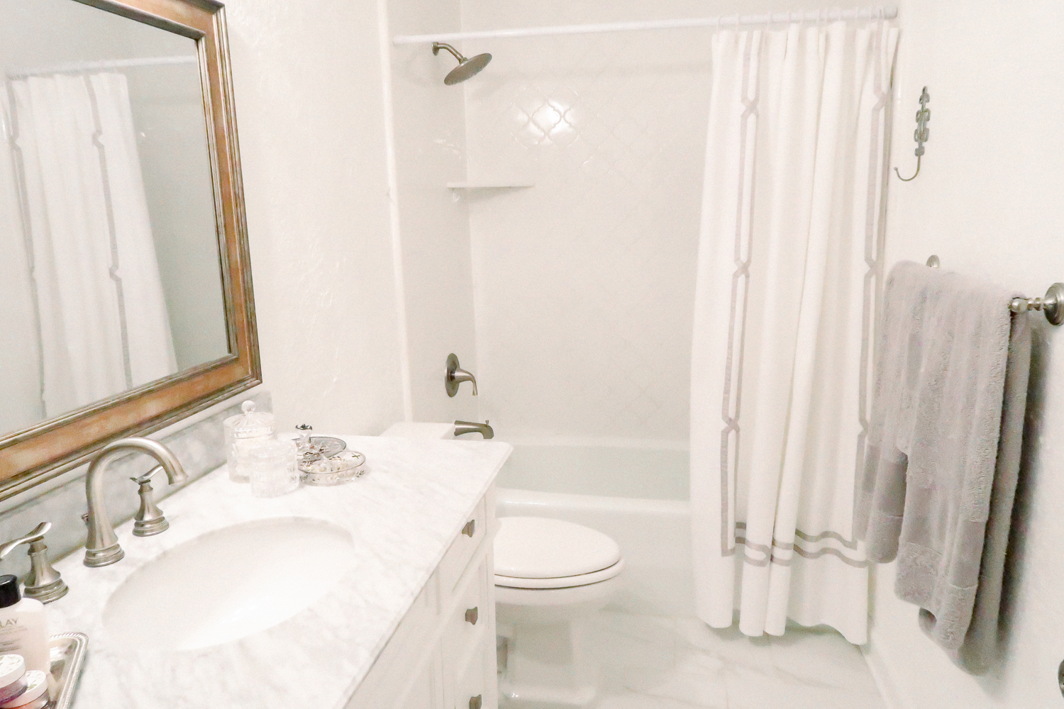 Bright-White-Bathroom-Makeover-17