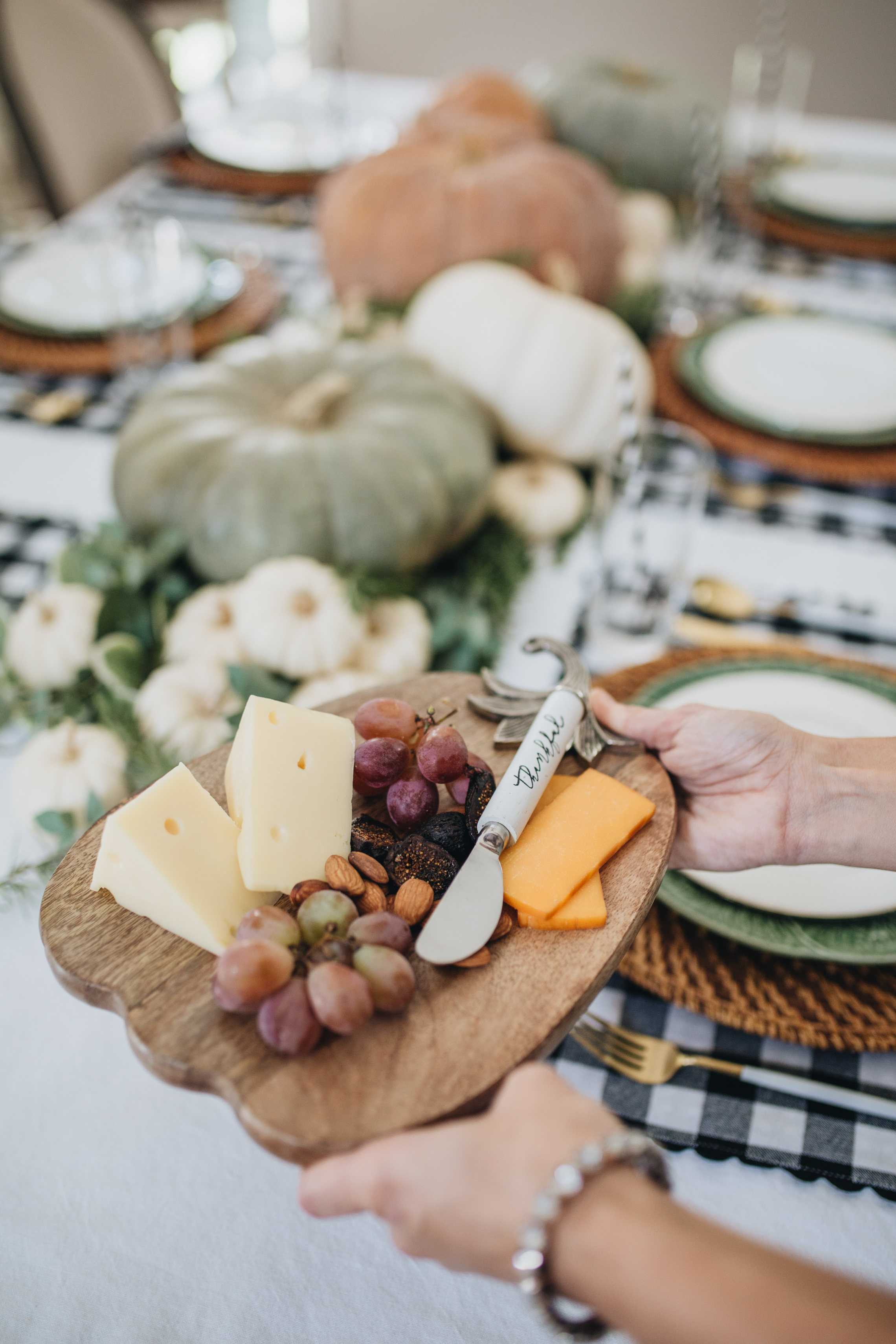 Fall-Neutral-Tablescape-Gingham-cheese-board-1